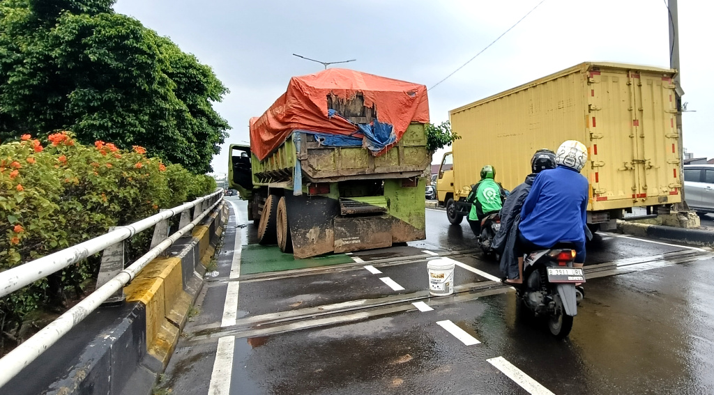 Truk Pecah Ban di Tebet Jaksel, Arus Lalu Lintas Macet Truk mengalami pecah ban di kawasan Tebet, Jakarta, Senin (9/6/2025). (Beritanasional.com/Oke Atmaja)