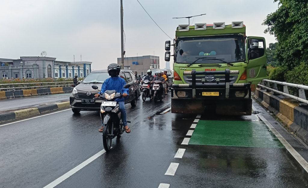 Truk Pecah Ban di Tebet Jaksel, Arus Lalu Lintas Macet Truk mengalami pecah ban di kawasan Tebet, Jakarta, Senin (9/6/2025). (Beritanasional.com/Oke Atmaja)