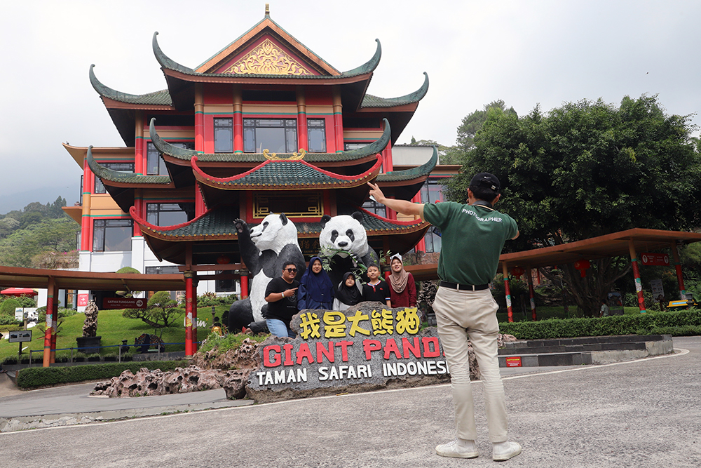 Anak giant panda yang baru lahir 6 bulan lalu mulai diperkenalkan ke pengunjung TSI. (BeritaNasional/Elvis Sendouw)