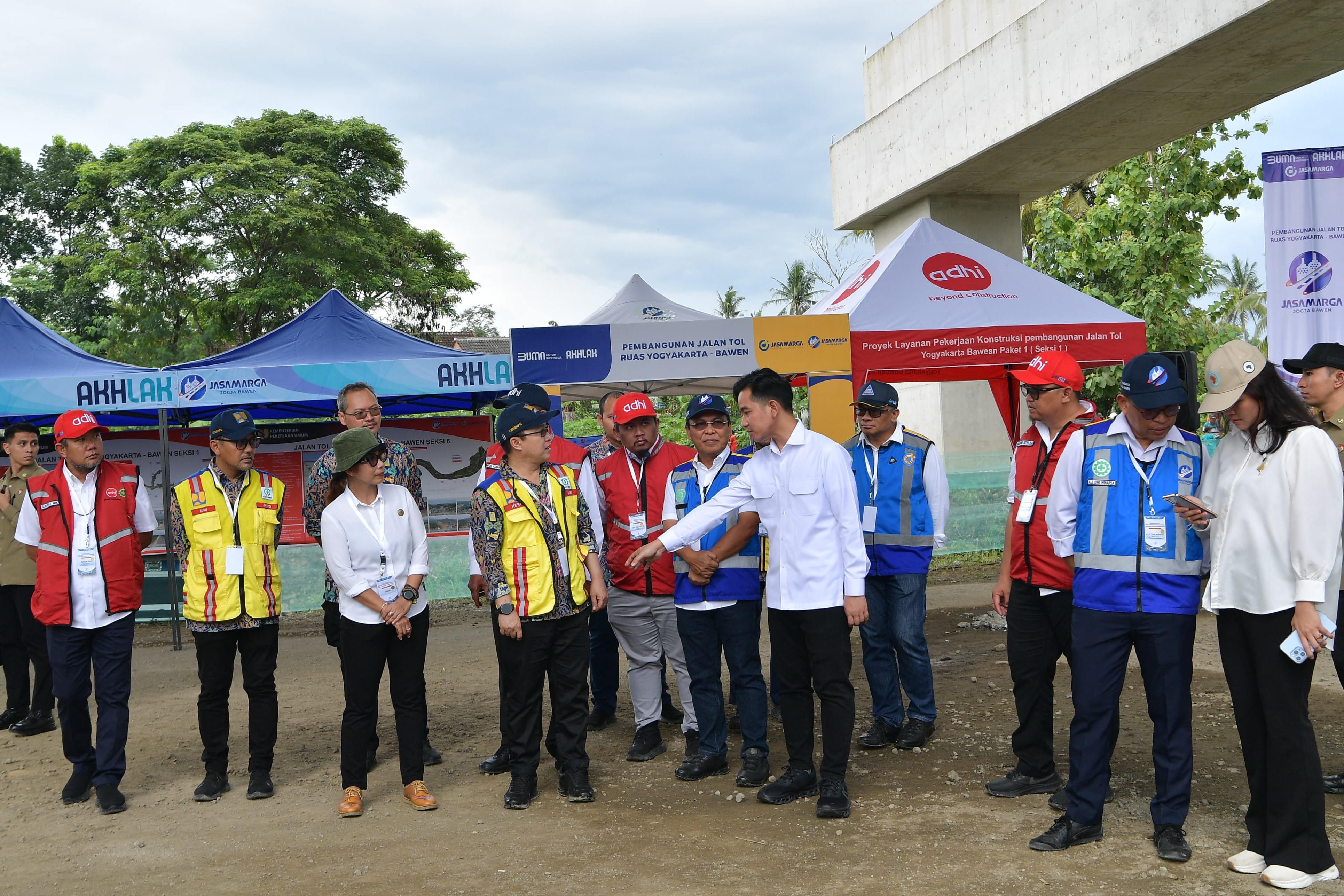 Wakil Presiden (Wapres) Gibran Rakabuming meninjau proyek pembangunan Tol Yogyakarta–Bawen. (BeritaNasional/Elvis Sendouw/HO Setwapres)