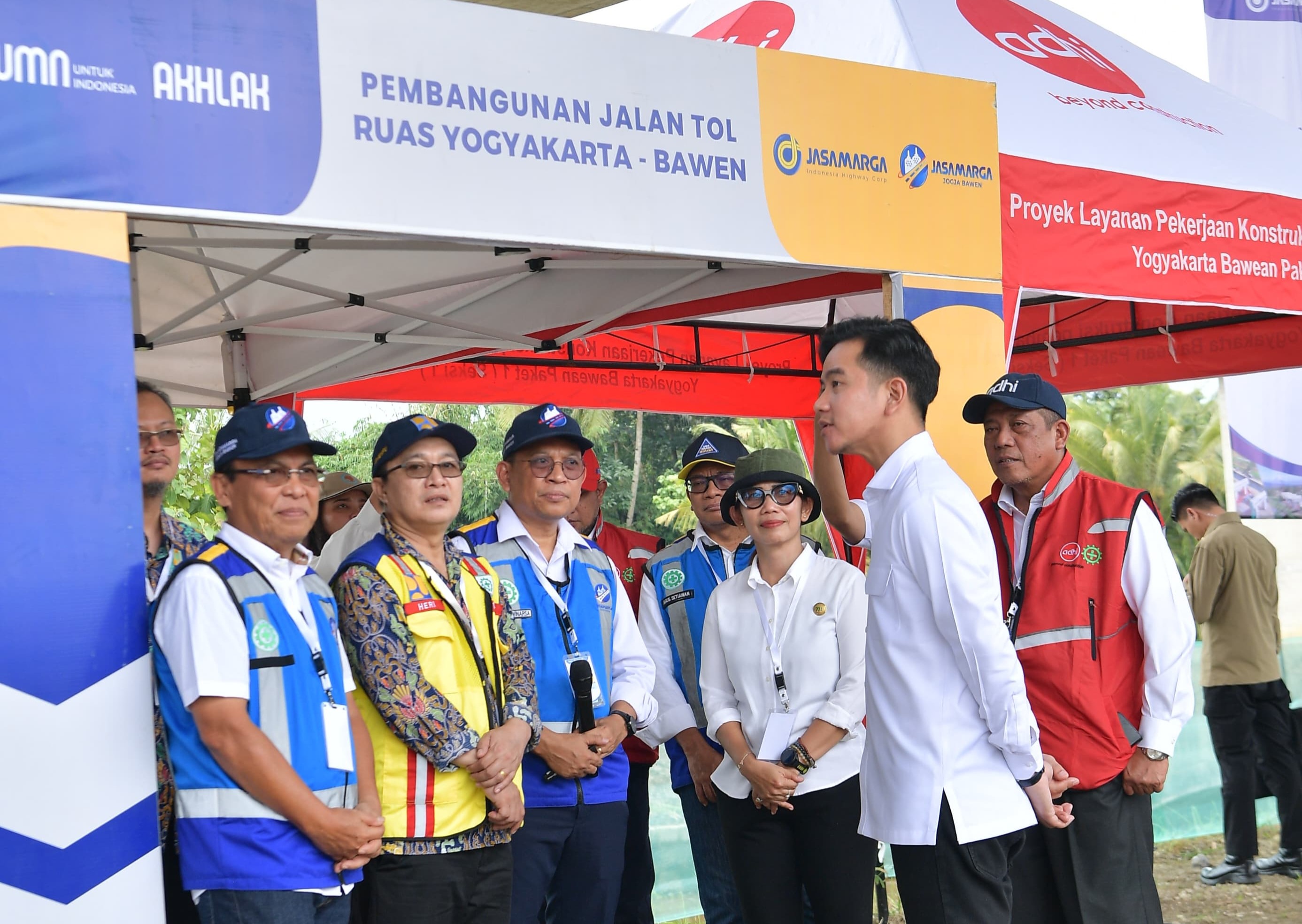 Wakil Presiden (Wapres) Gibran Rakabuming meninjau proyek pembangunan Tol Yogyakarta–Bawen. (BeritaNasional/Elvis Sendouw/HO Setwapres)