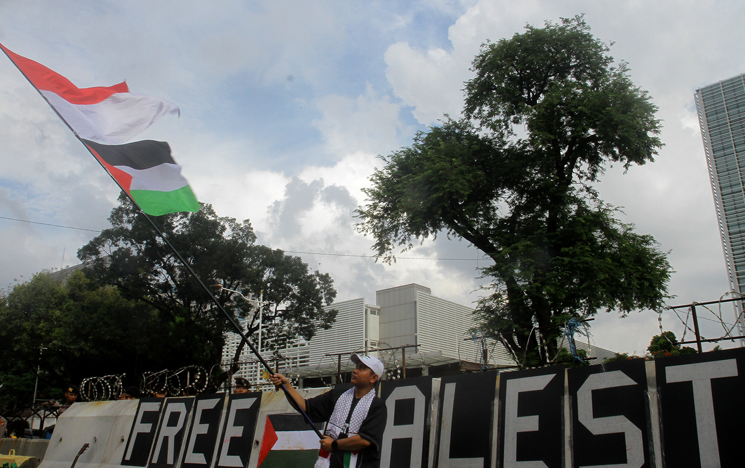 Sejumlah anak muda yang tergabung dalam Koalisi Musisi Untuk Gaza menggelar aksi unjuk rasa di depan Kantor Kedutaan Besar Amerika Serikat di Medan Merdeka Selatan, Jakarta, Jumat (19/4/2024). (BeritaNasional.com/Oke Atmaja)