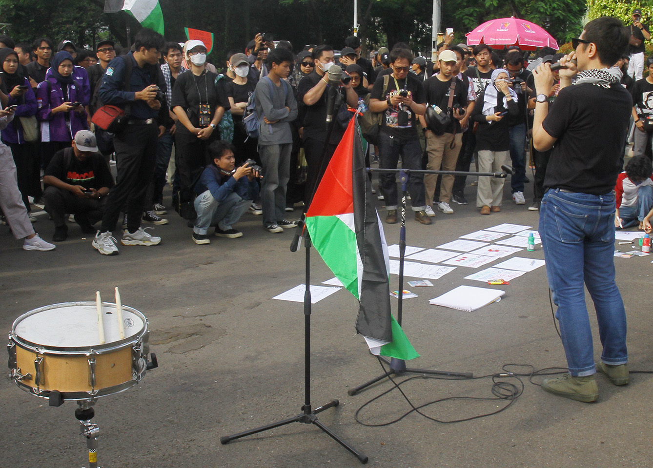 Sejumlah anak muda yang tergabung dalam Koalisi Musisi Untuk Gaza menggelar aksi unjuk rasa di depan Kantor Kedutaan Besar Amerika Serikat di Medan Merdeka Selatan, Jakarta, Jumat (19/4/2024). (BeritaNasional.com/Oke Atmaja)