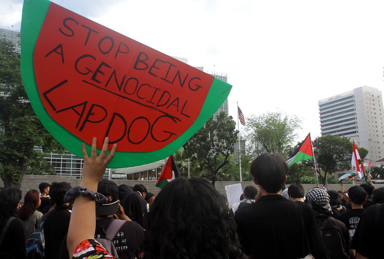 Sejumlah anak muda yang tergabung dalam Koalisi Musisi Untuk Gaza menggelar aksi unjuk rasa di depan Kantor Kedutaan Besar Amerika Serikat di Medan Merdeka Selatan, Jakarta, Jumat (19/4/2024). (BeritaNasional.com/Oke Atmaja)