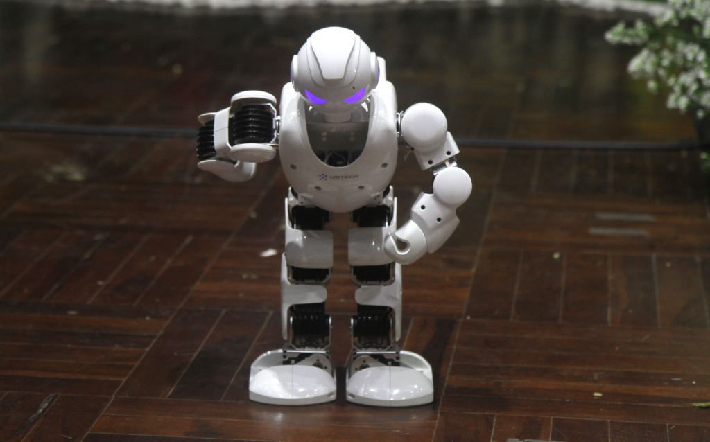 Peserta mengoperasionalkan robot dengan kecerdasan buatan pada Turnamen Robotik Indonesia 2024 Piala Ketua MPR RI di GOR Padepokan Pencak Silat Taman Mini Indonesia Indah (TMII), Jakarta, Jumat (17/5/2024). (BeritaNasional.com/Okeatmaja)
