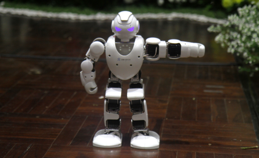 Peserta mengoperasionalkan robot dengan kecerdasan buatan pada Turnamen Robotik Indonesia 2024 Piala Ketua MPR RI di GOR Padepokan Pencak Silat Taman Mini Indonesia Indah (TMII), Jakarta, Jumat (17/5/2024). (BeritaNasional.com/Okeatmaja)