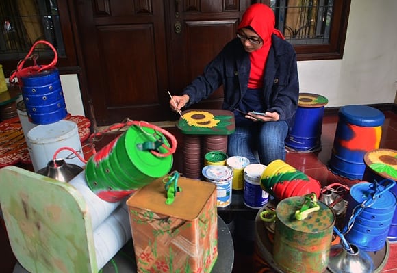 Pemanfaatan limbah barang bekas yang diubah menjadi barang berguna dan menarik. (BeritaNasional/Elvis Sendouw)