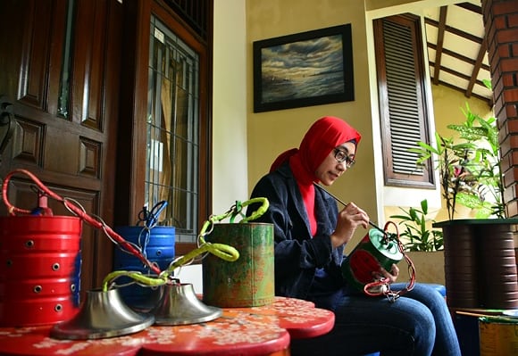 Pemanfaatan limbah barang bekas yang diubah menjadi barang berguna dan menarik. (BeritaNasional/Elvis Sendouw)