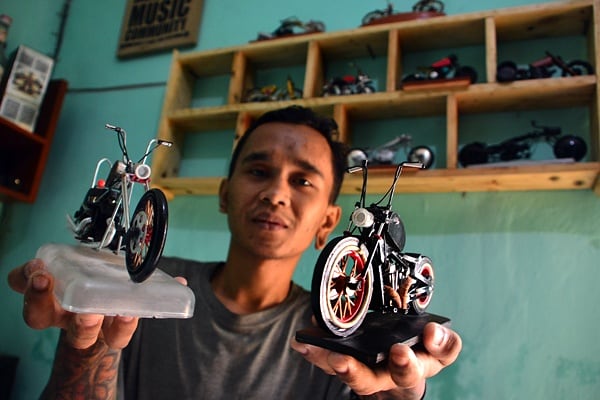 Perajin menyelesaikan pembuatan miniatur motor kastem dari barang bekas. (BeritaNasional/Elvis Sendouw)