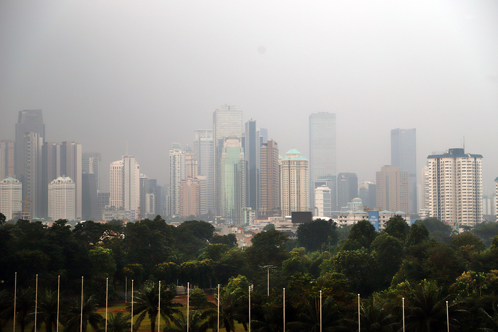 Udara Jakarta Setelah Libur Lebaran Idul Adha Menunjukan Angka Kategori Sedang Gedung di Jakarta terlihat tertutp udara polusi. (BeritaNasional/Elvis Sendouw)