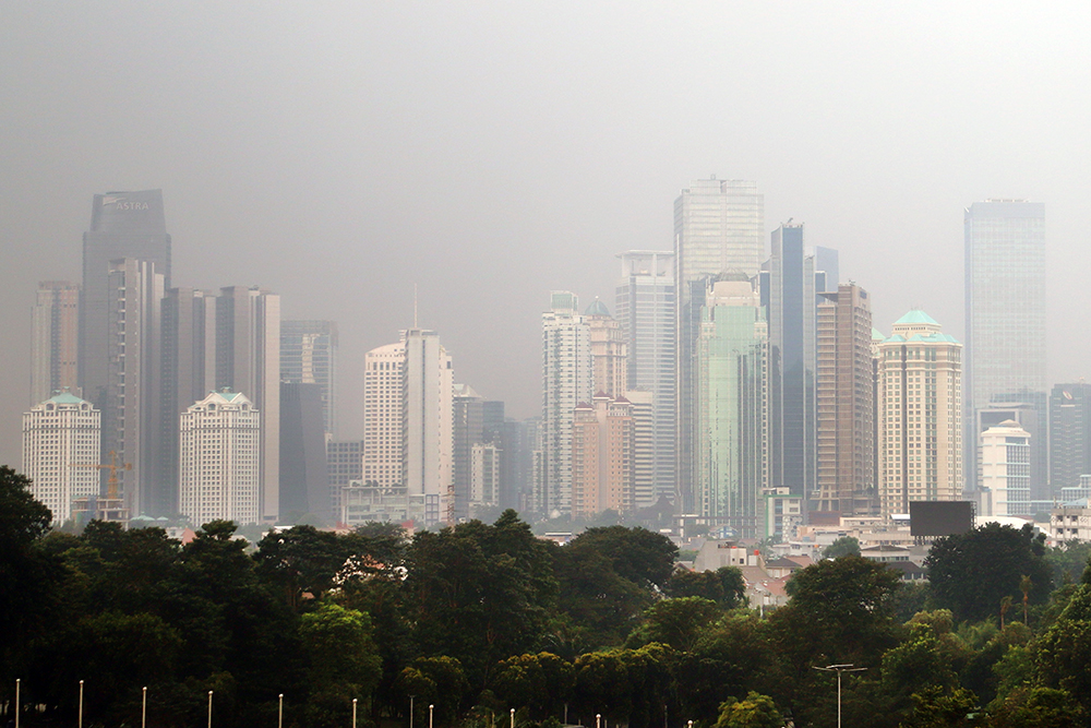 Udara Jakarta Setelah Libur Lebaran Idul Adha Menunjukan Angka Kategori Sedang Gedung di Jakarta terlihat tertutp udara polusi. (BeritaNasional/Elvis Sendouw)