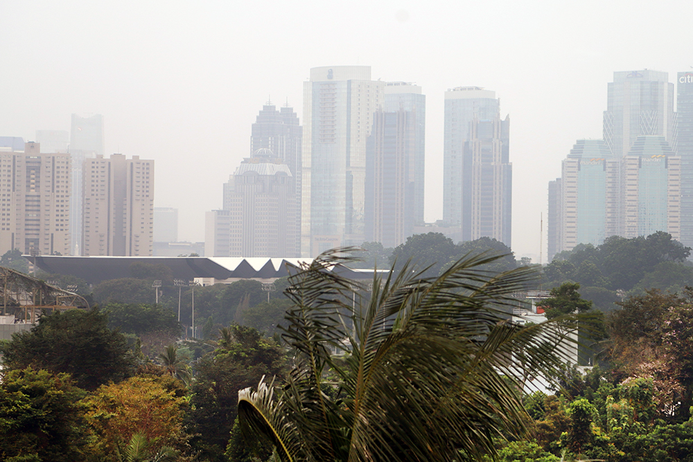 Udara Jakarta Setelah Libur Lebaran Idul Adha Menunjukan Angka Kategori Sedang Gedung di Jakarta terlihat tertutp udara polusi. (BeritaNasional/Elvis Sendouw)