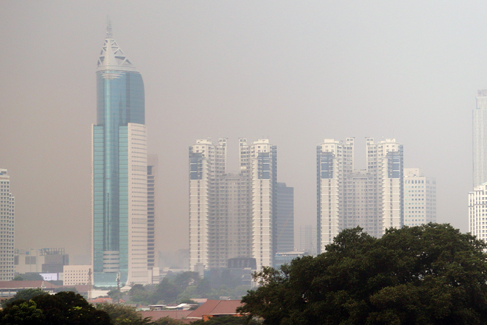 Udara Jakarta Setelah Libur Lebaran Idul Adha Menunjukan Angka Kategori Sedang Gedung di Jakarta terlihat tertutp udara polusi. (BeritaNasional/Elvis Sendouw)