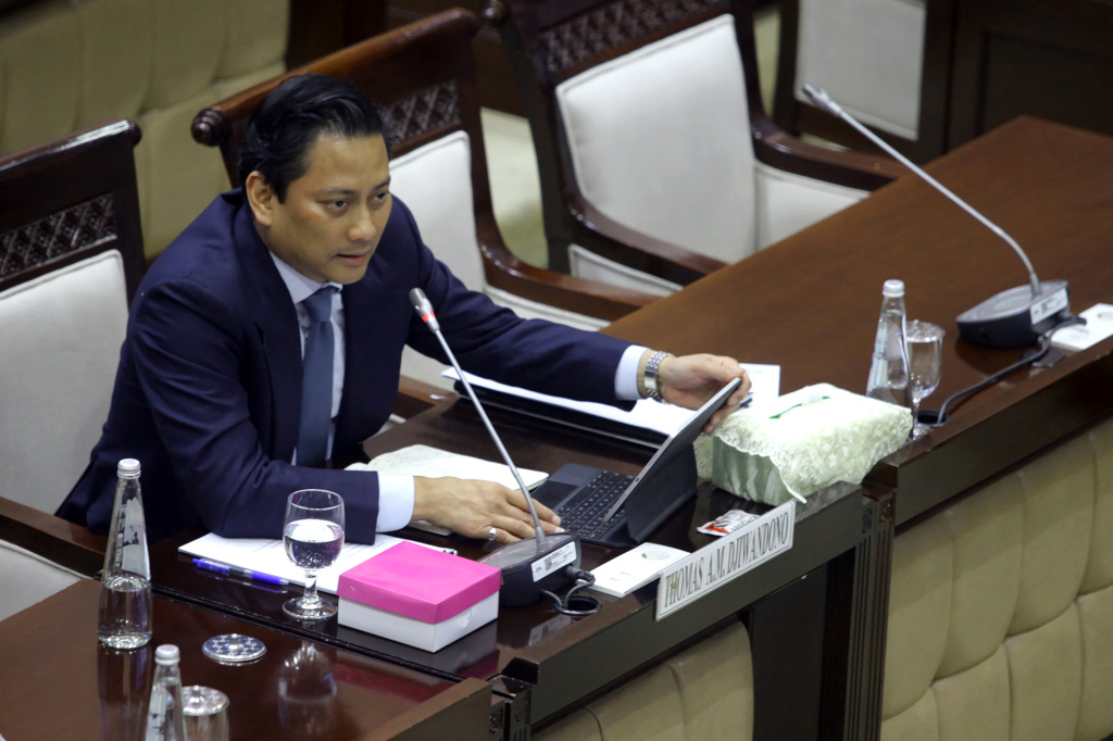 Calon Deputi Gubernur Bank Indonesia Thomas Djiwandono bersiap mengikuti uji kelayakan dan kepatutan calon Deputi Gubernur Bank Indonesia di ruang Komisi XI DPR, Kompleks Parlemen, Senayan, Jakarta, Senin (26/1/2026). (Beritanasional.com/Oke Atmaja)