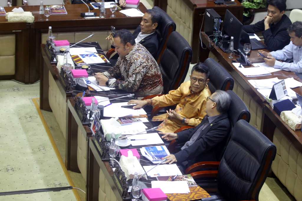 Calon Deputi Gubernur Bank Indonesia Thomas Djiwandono bersiap mengikuti uji kelayakan dan kepatutan calon Deputi Gubernur Bank Indonesia di ruang Komisi XI DPR, Kompleks Parlemen, Senayan, Jakarta, Senin (26/1/2026). (Beritanasional.com/Oke Atmaja)