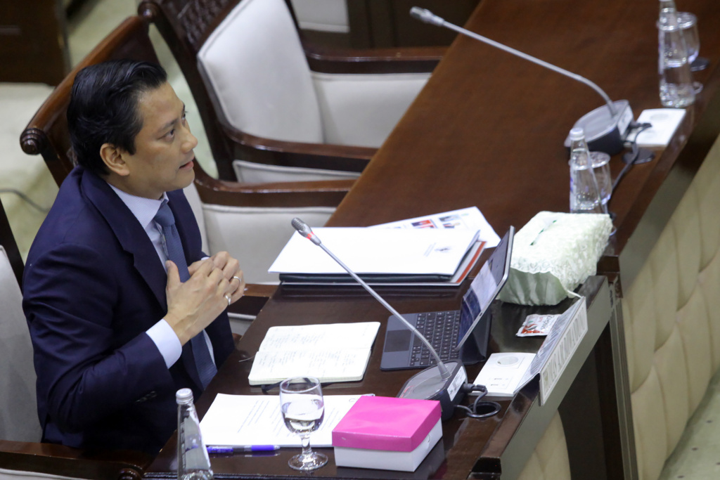 Calon Deputi Gubernur Bank Indonesia Thomas Djiwandono bersiap mengikuti uji kelayakan dan kepatutan calon Deputi Gubernur Bank Indonesia di ruang Komisi XI DPR, Kompleks Parlemen, Senayan, Jakarta, Senin (26/1/2026). (Beritanasional.com/Oke Atmaja)