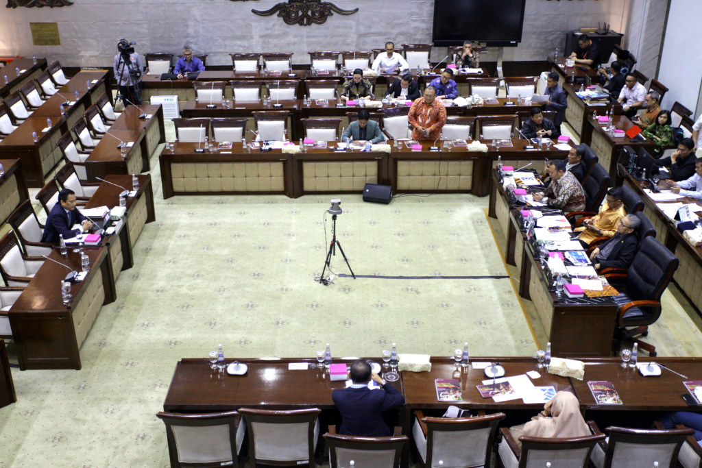 Calon Deputi Gubernur Bank Indonesia Thomas Djiwandono bersiap mengikuti uji kelayakan dan kepatutan calon Deputi Gubernur Bank Indonesia di ruang Komisi XI DPR, Kompleks Parlemen, Senayan, Jakarta, Senin (26/1/2026). (Beritanasional.com/Oke Atmaja)