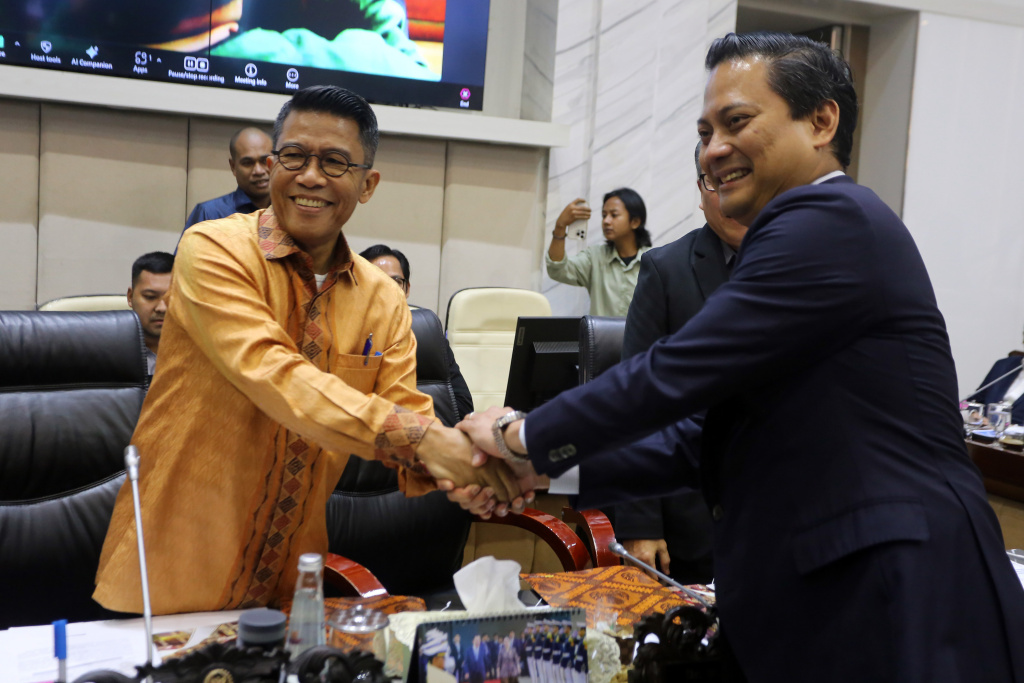 Calon Deputi Gubernur Bank Indonesia Thomas Djiwandono bersiap mengikuti uji kelayakan dan kepatutan calon Deputi Gubernur Bank Indonesia di ruang Komisi XI DPR, Kompleks Parlemen, Senayan, Jakarta, Senin (26/1/2026). (Beritanasional.com/Oke Atmaja)