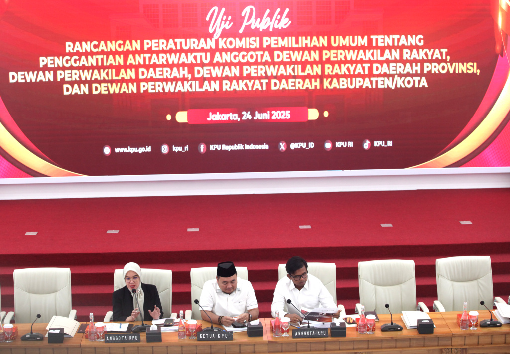 Ketua KPU Mochammad Afifudin (tengah) bersama Anggota KPU Idham Holik (kanan) dan Iffa Rosita (kiri) memberikan paparan saat uji publik rancangan Peraturan KPU tentang Penggantian Antarwaktu (PAW) Anggota DPR, DPRD Provinsi dan DPRD Kabupaten/Kota di Kantor KPU, Jakarta, Selasa (24/6/2025). (Beritanasional.com/Oke Atmaja)