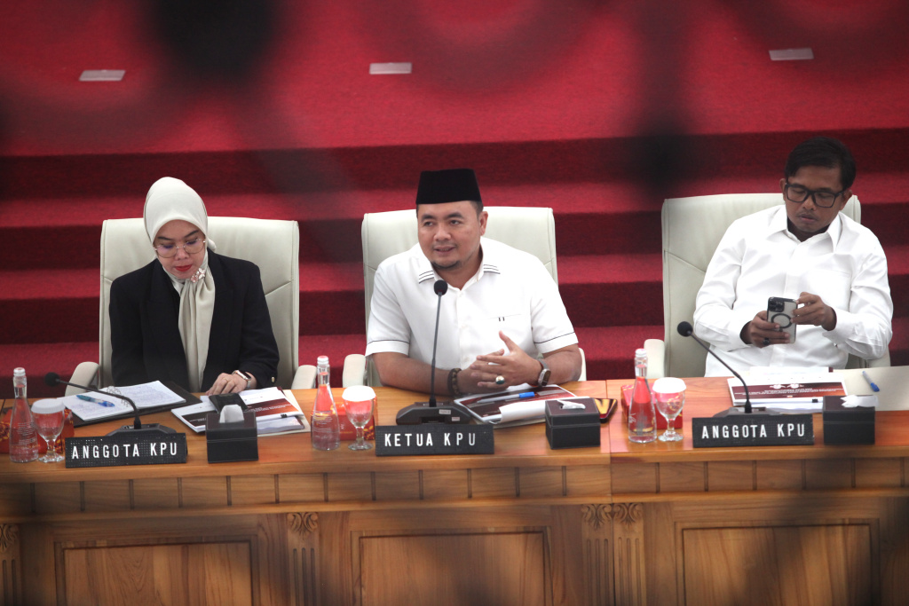 Ketua KPU Mochammad Afifudin (tengah) bersama Anggota KPU Idham Holik (kanan) dan Iffa Rosita (kiri) memberikan paparan saat uji publik rancangan Peraturan KPU tentang Penggantian Antarwaktu (PAW) Anggota DPR, DPRD Provinsi dan DPRD Kabupaten/Kota di Kantor KPU, Jakarta, Selasa (24/6/2025). (Beritanasional.com/Oke Atmaja)