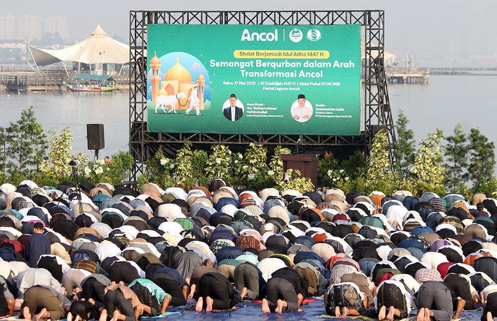 Umat Islam Shalat Idul Adha di kawasan Ancol, Jakarta. (BeritaNasional/Elvis Sendouw)
