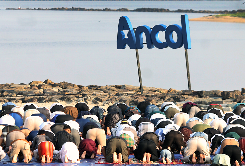 Umat Islam Shalat Idul Adha di kawasan Ancol, Jakarta. (BeritaNasional/Elvis Sendouw)
