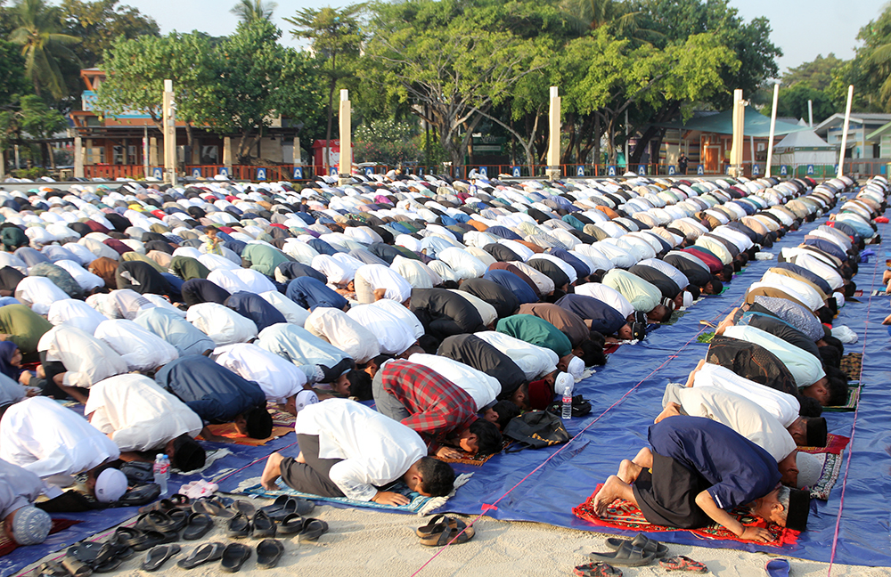 Umat Islam Shalat Idul Adha di kawasan Ancol, Jakarta. (BeritaNasional/Elvis Sendouw)
