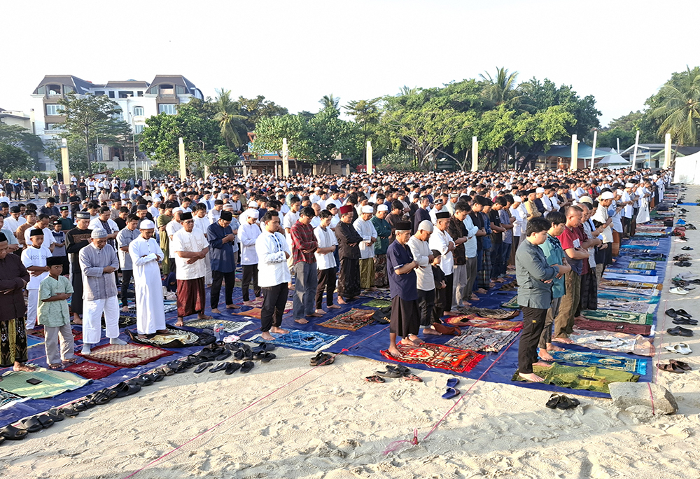 Umat Islam Shalat Idul Adha di kawasan Ancol, Jakarta. (BeritaNasional/Elvis Sendouw)
