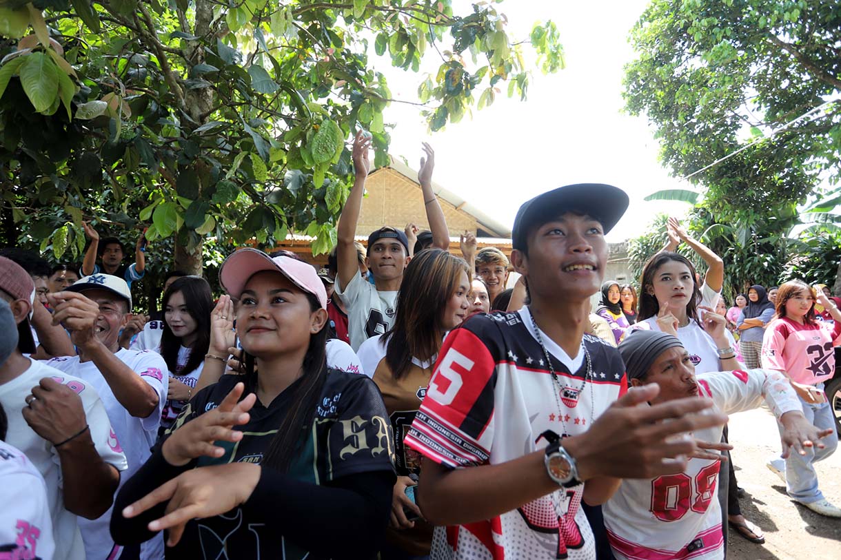 Sejumlah Tiktokers lokal diantaranya, Geng Citayem, Sadbor, dan Angklung Ramawijaya saat menjual produk-produk UMKM lokal dengan melakukan live di platform, di Sukabumi, Rabu (29/10/2025).   (Beritanasional.com/Oke Atmaja)