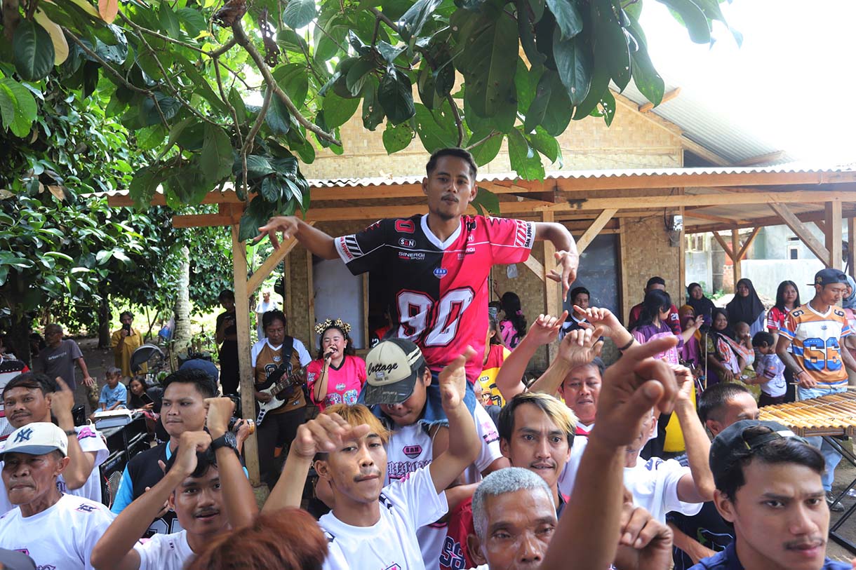 Sejumlah Tiktokers lokal diantaranya, Geng Citayem, Sadbor, dan Angklung Ramawijaya saat menjual produk-produk UMKM lokal dengan melakukan live di platform, di Sukabumi, Rabu (29/10/2025).   (Beritanasional.com/Oke Atmaja)