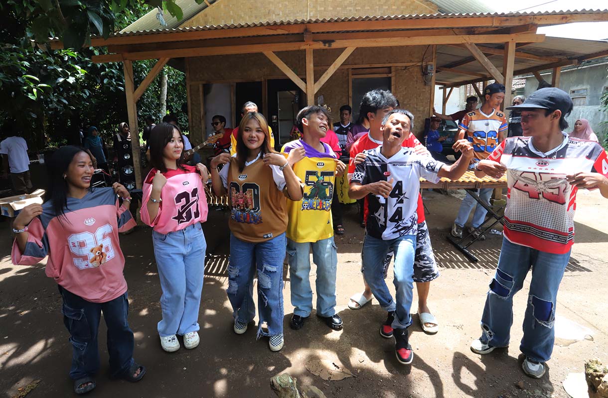 Sejumlah Tiktokers lokal diantaranya, Geng Citayem, Sadbor, dan Angklung Ramawijaya saat menjual produk-produk UMKM lokal dengan melakukan live di platform, di Sukabumi, Rabu (29/10/2025).   (Beritanasional.com/Oke Atmaja)