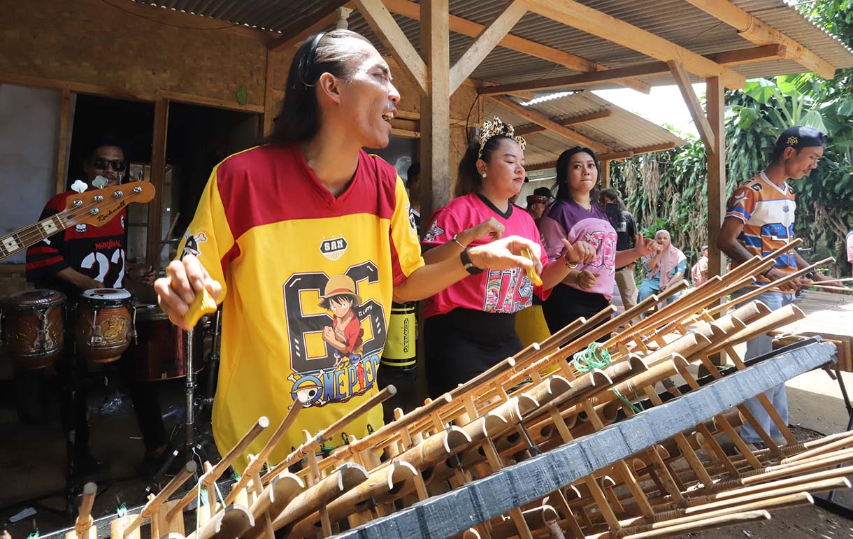 Sejumlah Tiktokers lokal diantaranya, Geng Citayem, Sadbor, dan Angklung Ramawijaya saat menjual produk-produk UMKM lokal dengan melakukan live di platform, di Sukabumi, Rabu (29/10/2025).   (Beritanasional.com/Oke Atmaja)