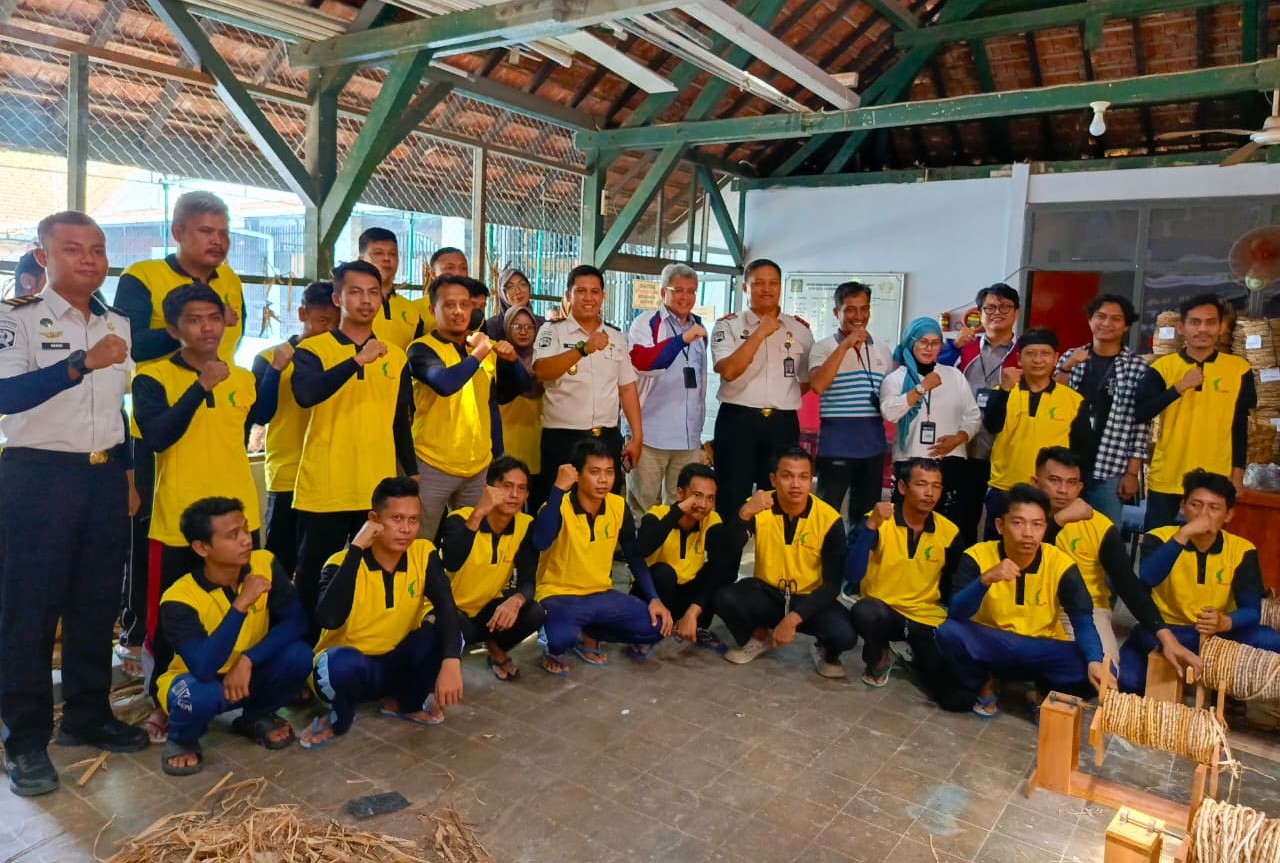 Masyarakat binaan rutan Kebumen menyelesaikan pengerjaan kerajinan tangan.  (BeritaNasional/Elvis/HO)