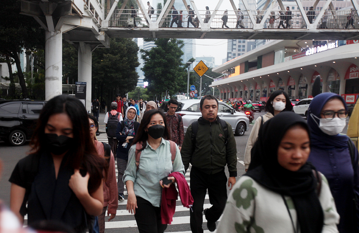Pekerja berjalan saat jam pulang kerja di kawasan Jenderal Sudirman, Jakarta, Rabu (24/12/2025). (Beritanasional.com/Oke Atmaja)