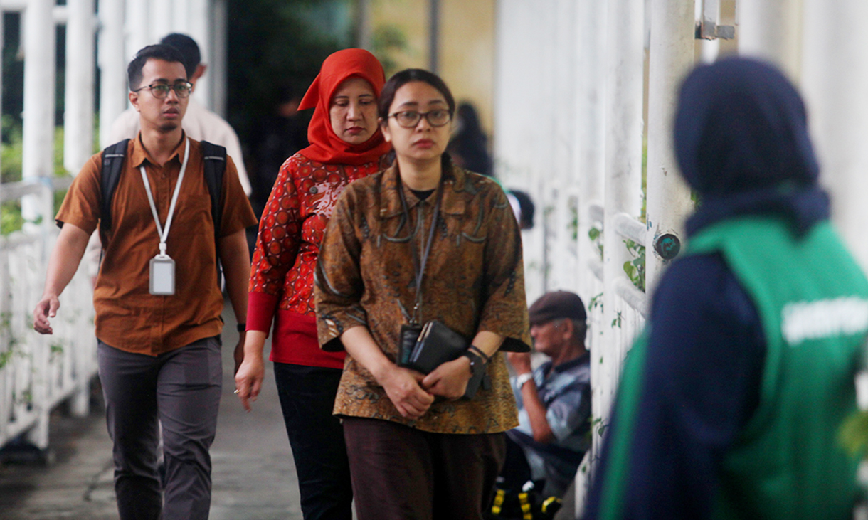 Pekerja berjalan saat jam pulang kerja di kawasan Jenderal Sudirman, Jakarta, Rabu (24/12/2025). (Beritanasional.com/Oke Atmaja)