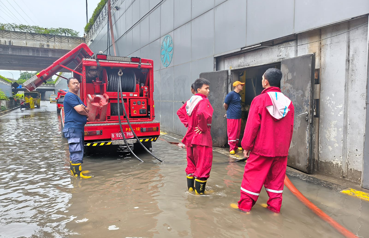 Petugas melakukan penyedotan air yang menggenang di Underpass Pasar Senen, Jakarta, Minggu (18/1/2026). (Beritanasional.com/Oke Atmaja)