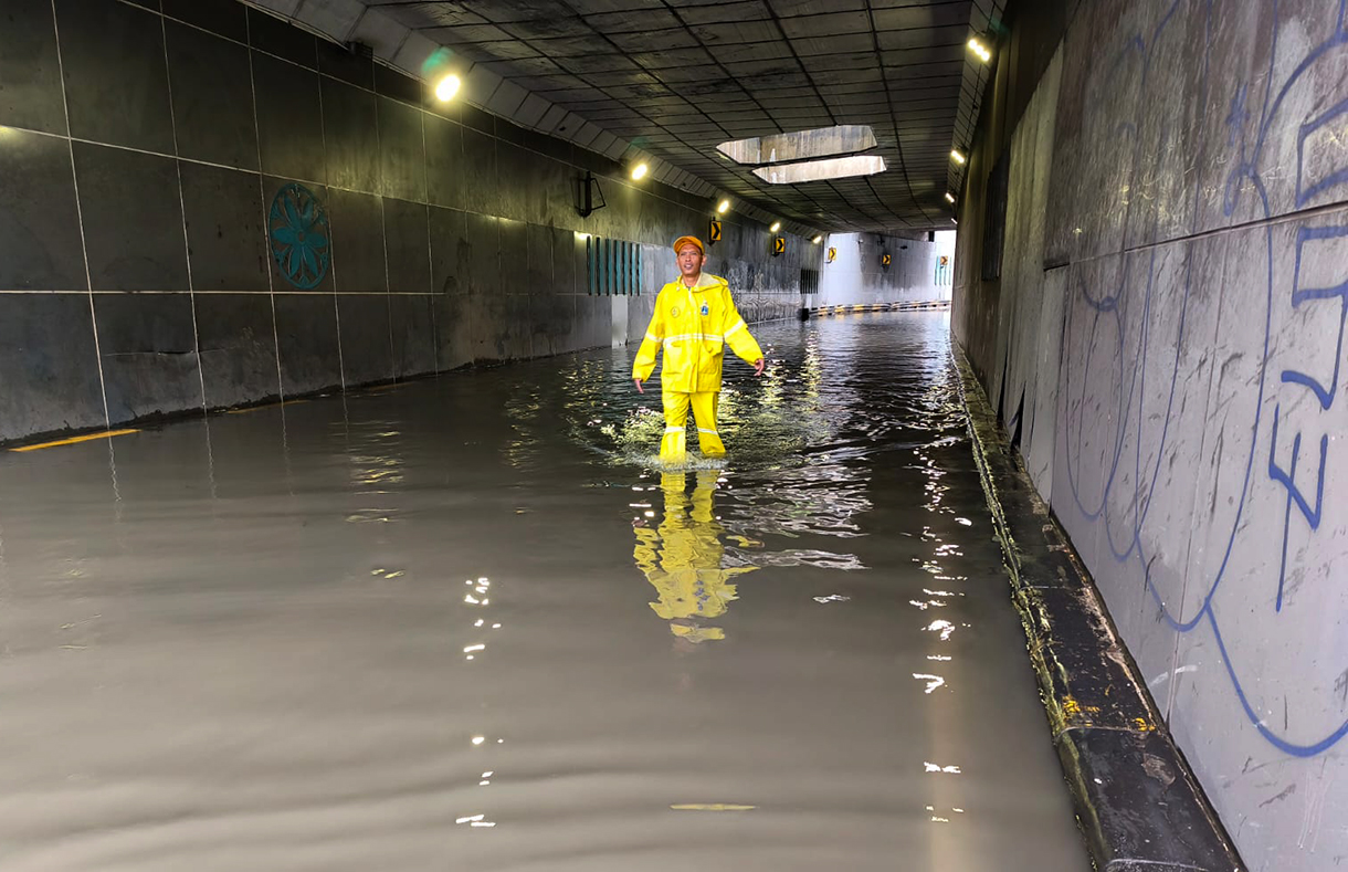 Petugas melakukan penyedotan air yang menggenang di Underpass Pasar Senen, Jakarta, Minggu (18/1/2026). (Beritanasional.com/Oke Atmaja)