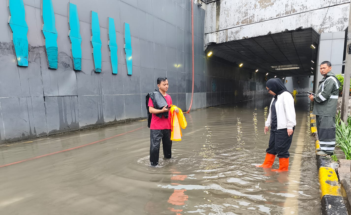 Petugas melakukan penyedotan air yang menggenang di Underpass Pasar Senen, Jakarta, Minggu (18/1/2026). (Beritanasional.com/Oke Atmaja)