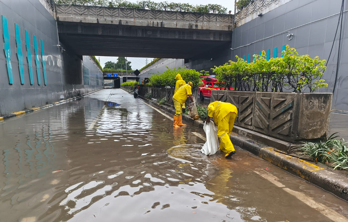 Petugas melakukan penyedotan air yang menggenang di Underpass Pasar Senen, Jakarta, Minggu (18/1/2026). (Beritanasional.com/Oke Atmaja)
