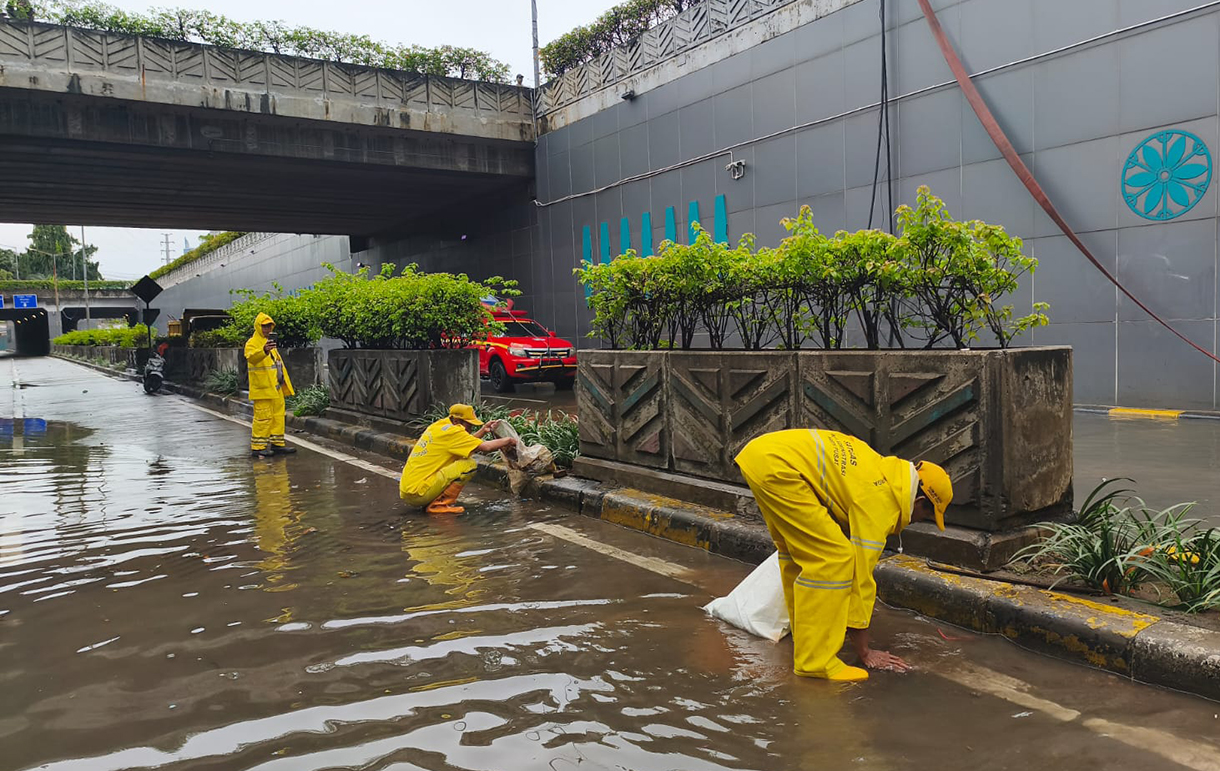 Petugas melakukan penyedotan air yang menggenang di Underpass Pasar Senen, Jakarta, Minggu (18/1/2026). (Beritanasional.com/Oke Atmaja)