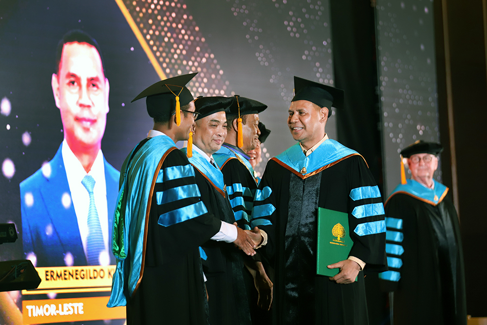 Universitas Bodhisastra Florida Amerika Beri Gelar Doktor Kehormatan Kepada Tokoh Berpengaruh dari Berbagai Negara Universitas Bodhisastra Florida, Amerika Serikat memberikan gelar Doktor kepada tokoh berpengaruh dari berbagai negara. (BeritaNasional/Elvis Sendouw)