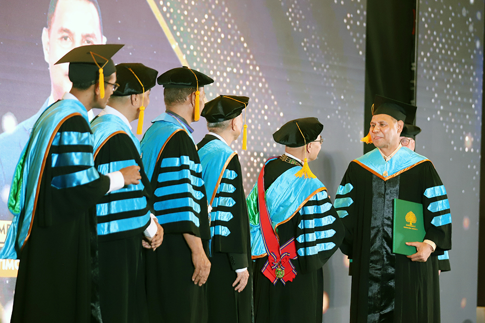 Universitas Bodhisastra Florida Amerika Beri Gelar Doktor Kehormatan Kepada Tokoh Berpengaruh dari Berbagai Negara Universitas Bodhisastra Florida, Amerika Serikat memberikan gelar Doktor kepada tokoh berpengaruh dari berbagai negara. (BeritaNasional/Elvis Sendouw)