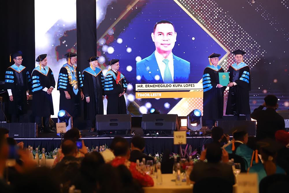 Universitas Bodhisastra Florida Amerika Beri Gelar Doktor Kehormatan Kepada Tokoh Berpengaruh dari Berbagai Negara Universitas Bodhisastra Florida, Amerika Serikat memberikan gelar Doktor kepada tokoh berpengaruh dari berbagai negara. (BeritaNasional/Elvis Sendouw)