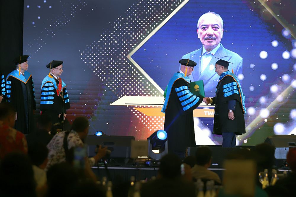Universitas Bodhisastra Florida Amerika Beri Gelar Doktor Kehormatan Kepada Tokoh Berpengaruh dari Berbagai Negara Universitas Bodhisastra Florida, Amerika Serikat memberikan gelar Doktor kepada tokoh berpengaruh dari berbagai negara. (BeritaNasional/Elvis Sendouw)