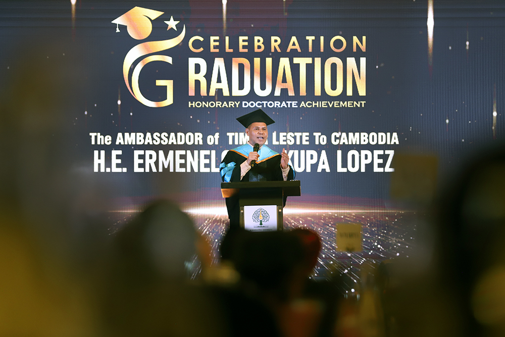 Universitas Bodhisastra Florida Amerika Beri Gelar Doktor Kehormatan Kepada Tokoh Berpengaruh dari Berbagai Negara Universitas Bodhisastra Florida, Amerika Serikat memberikan gelar Doktor kepada tokoh berpengaruh dari berbagai negara. (BeritaNasional/Elvis Sendouw)