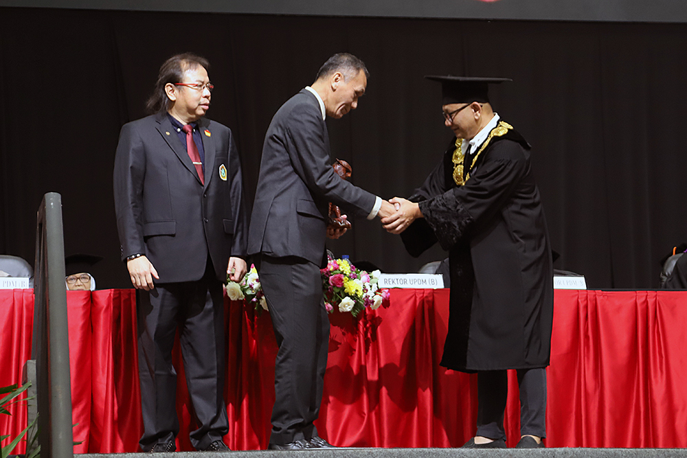 Rektor Universitas Prof. Dr. Moestopo (Beragama) Muhammad Saifulloh mengukuhkan wisudawan dalam Dies Natalis dan Wisuda ke-65 di Jakarta Convention Center, Jakarta. (BeritaNasional/Elvis Sendouw)