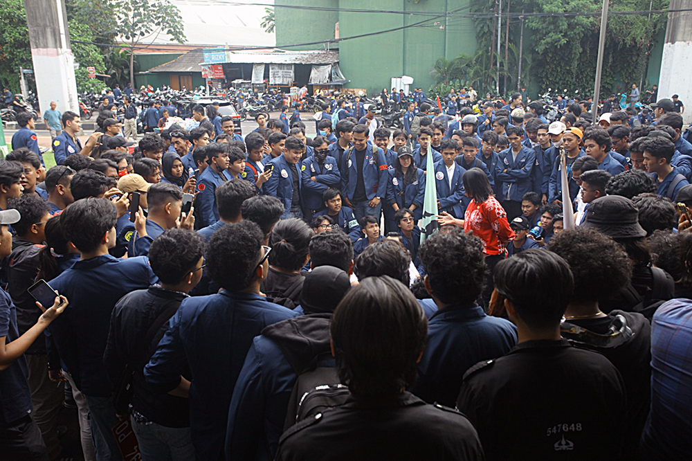 Aksi Mahasiswa yang menahan anggota DPR saat unjuk rasa di DPR. (BeritaNasional/Elvis Sewndouw)