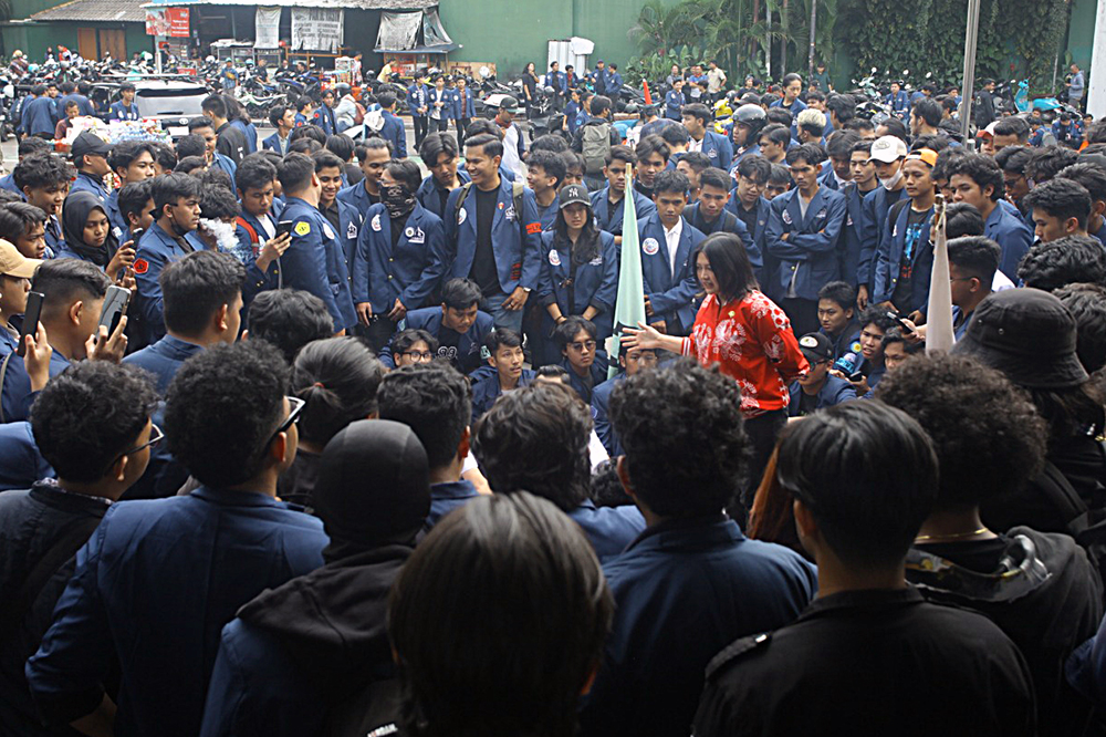 Aksi Mahasiswa yang menahan anggota DPR saat unjuk rasa di DPR. (BeritaNasional/Elvis Sewndouw)