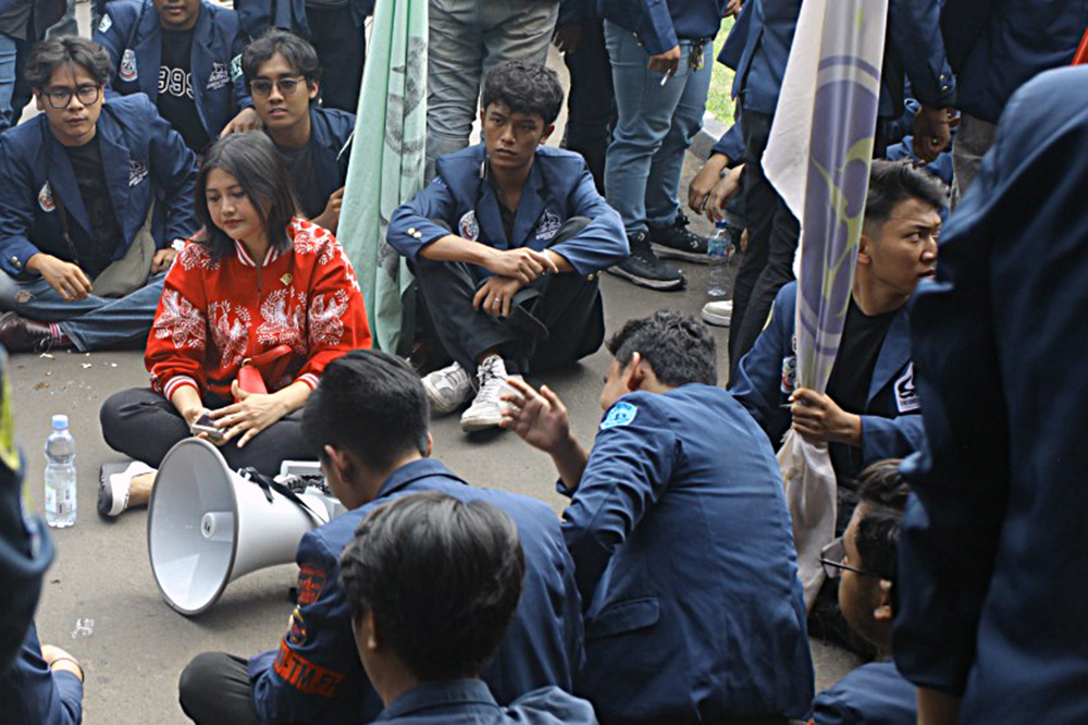 Aksi Mahasiswa yang menahan anggota DPR saat unjuk rasa di DPR. (BeritaNasional/Elvis Sewndouw)