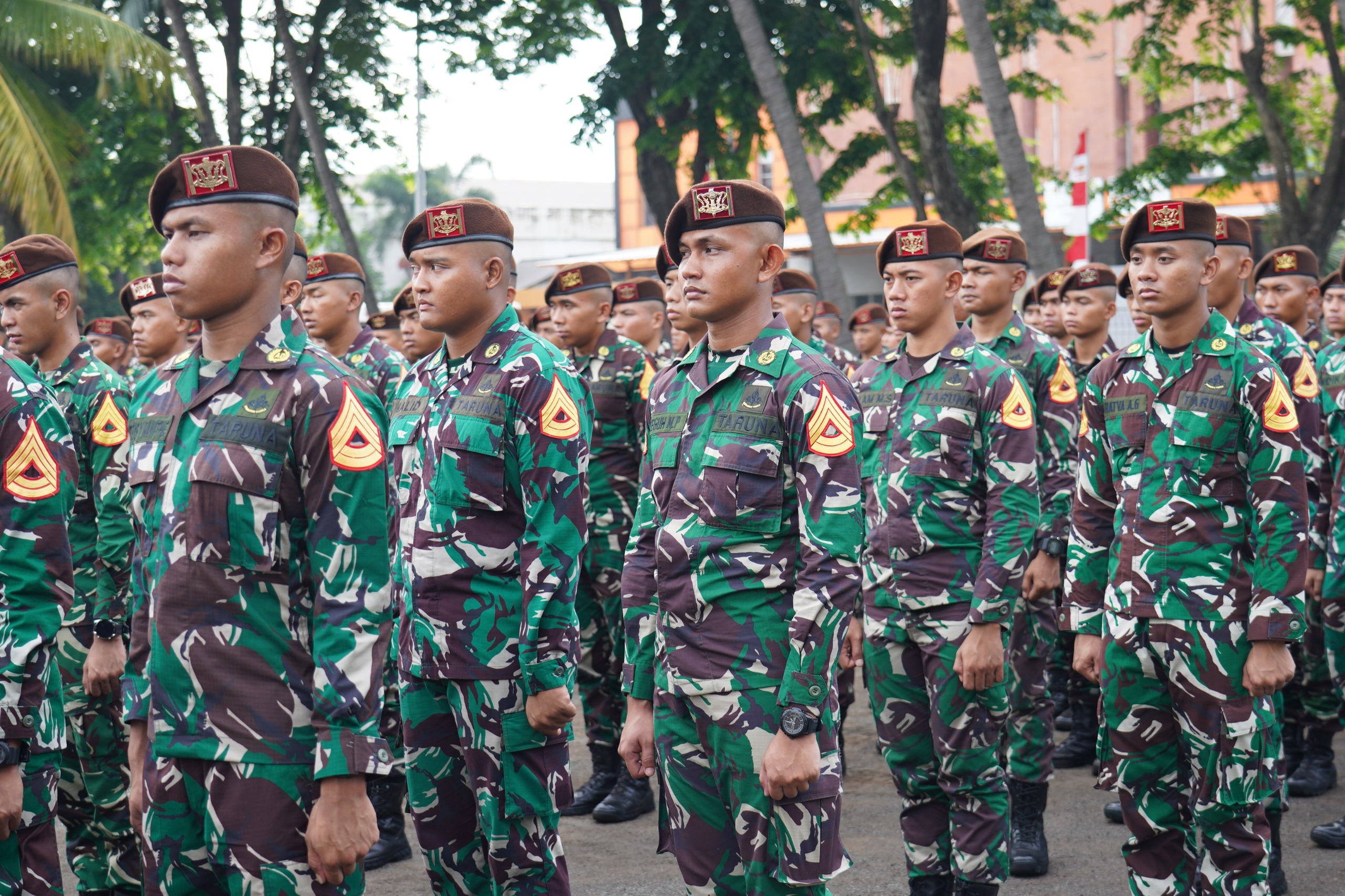 Menteri Pertahanan Republik Indonesia (Menhan RI) Sjafrie Sjamsoeddin, Panglima TNI Jenderal Agus Subiyanto dan Kepala Staf Angkatan Darat (Kasad) Jenderal TNI Maruli Simanjuntak menghadiri upacara pemberangkatan Kontingen Patriot Indonesia. (BeritaNasional/Elvis Sendouw/HO Puspen TNI AD)